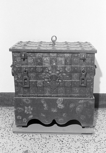 828146 Afbeelding van een antieke VOC-kist in het Diakonessenhuis (Bosboomstraat 1) te Utrecht.N.B. VOC staat voor de ...